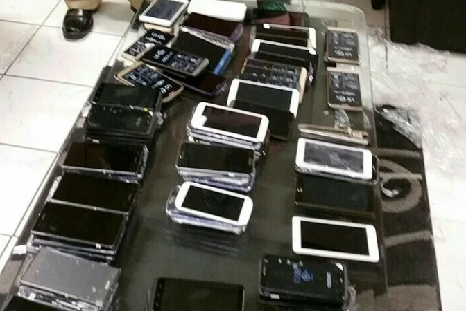 Attempt to smuggle expensive mobile phones foiled at Peshawar Airport