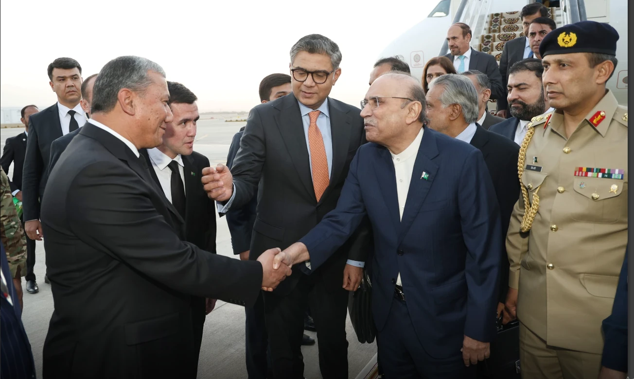 President reaches Ashgabat to attend International Forum