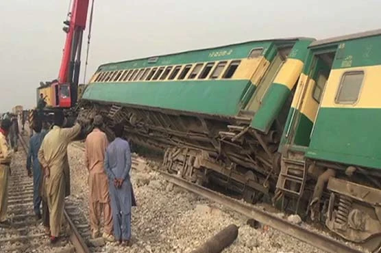 Karachi Express derails shortly after departure from Hyderabad, railway traffic disrupted