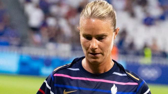 French sootball star Amandine Henry retires from international football