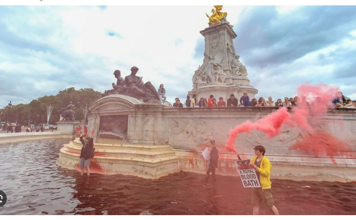 Animal rights activists sentenced for Buckingham Palace fountain protest