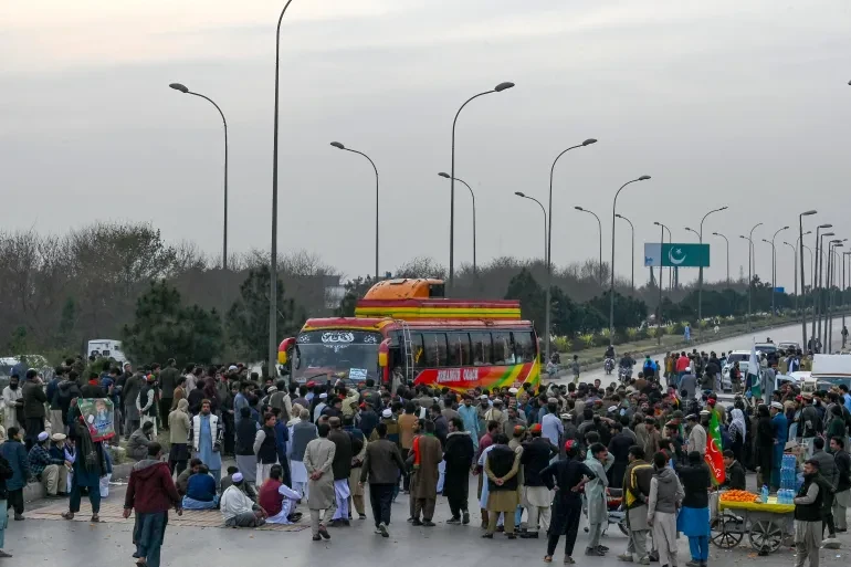 Indus Highway blocked as passengers protest dacoity incidents near Shikarpur