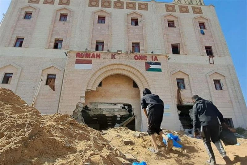 Israel forces target hospital: Gaza officials