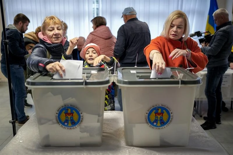 Moldova votes on EU future amid fears of Russian meddling