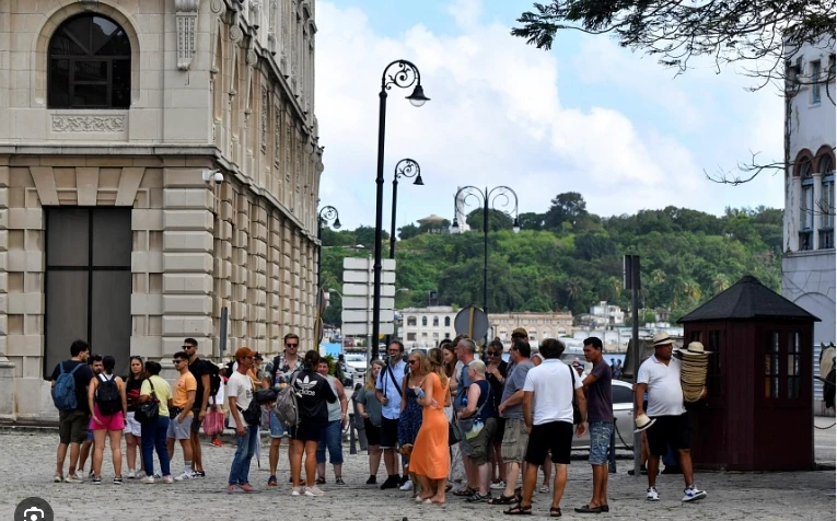 Hurricane leaves six dead in Cuba as power blackout eases