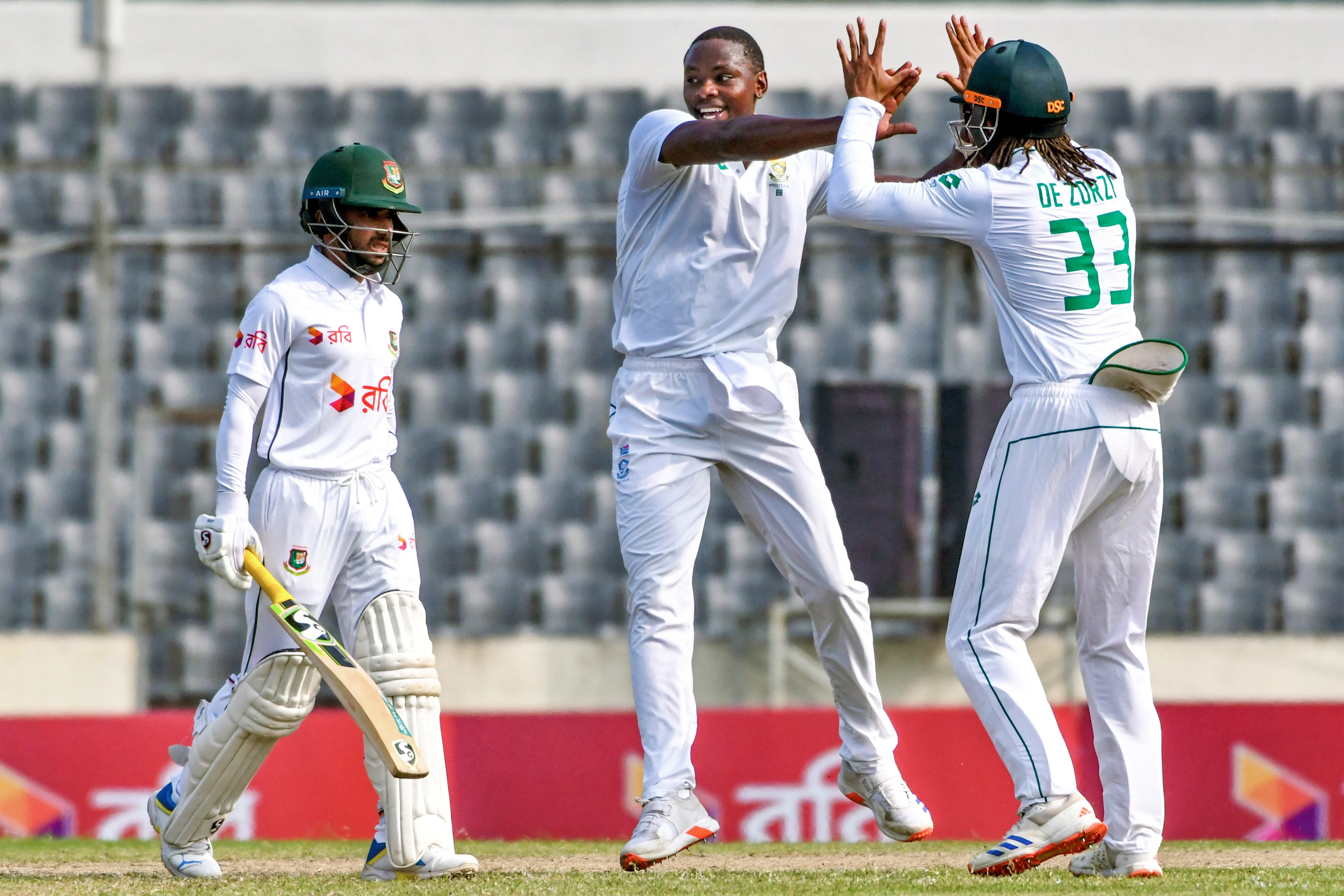 Bangladesh struggle at 101-3 as South Africa threaten innings defeat