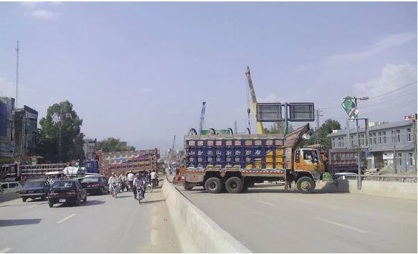 Transporters block motorway in Lahore over heavy fines, registration of cases