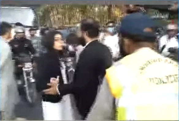 Imaan Mazari clashes with traffic warden over road blockade in Islamabad