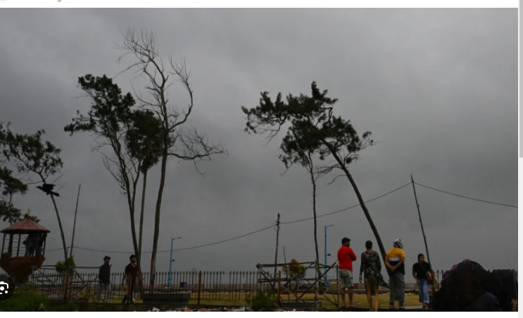 More than a million Indians flee as cyclone approaches