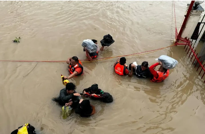 Tropical storm leaves towns submerged, 40 dead in Philippines