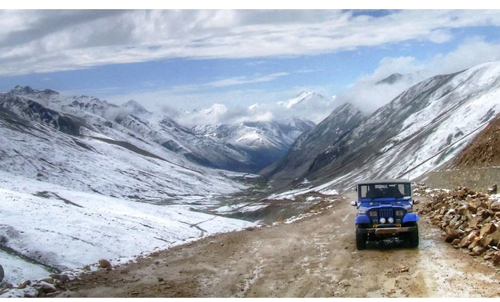 Heavy snowfall at Babusar Top, Lulusar Lake, Bata Kandi reported