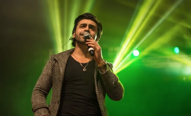 Rude woman interrupts Farhan Saeed amidst live concert at Multan university