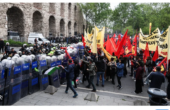 Hundreds protest arrest of Turkey mayor