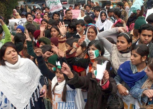 Polio workers hold protest rally in Lahore