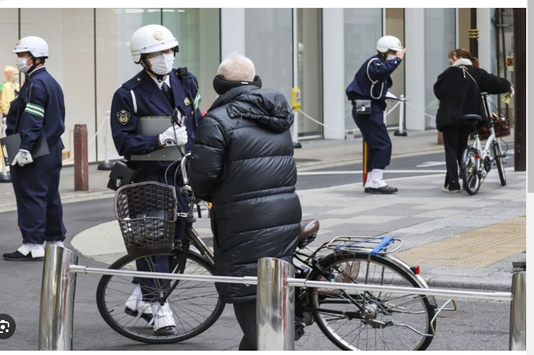 Japan cyclists risk jail for using a mobile