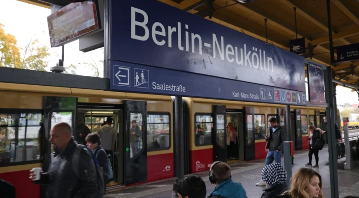 Manhunt after explosives left at Berlin train station