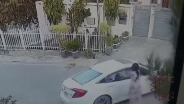 Watch: Brave woman foils carjacking attempt in Islamabad's Sector B-17