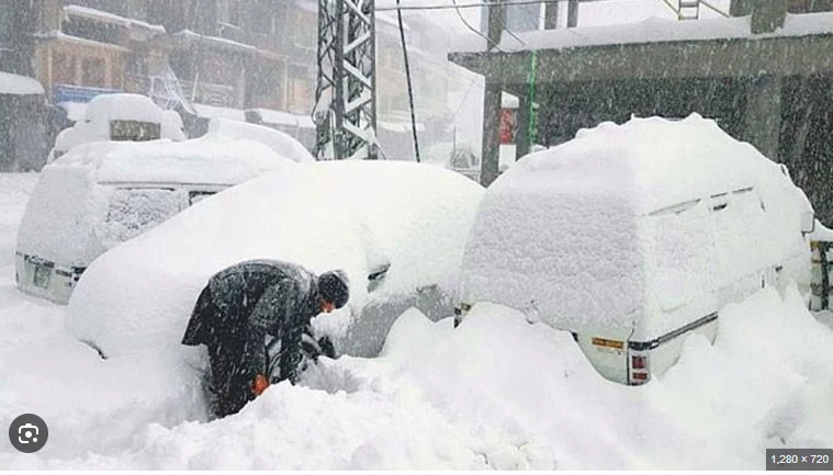 Mansehra Police rescue five tourists stranded in snow