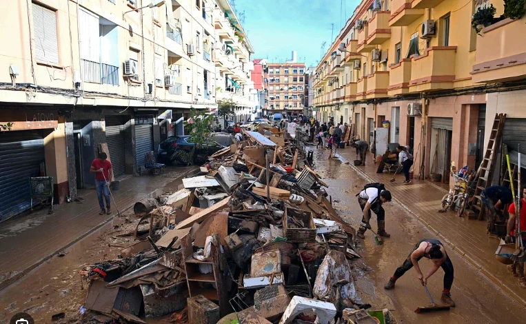 Spain flood deaths top 200, hopes fade for missing