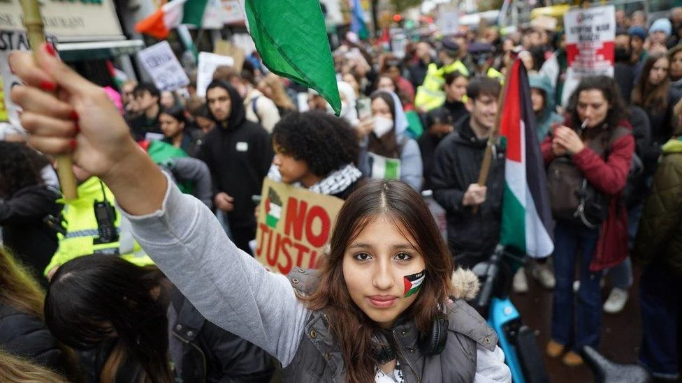 Symbolic protest for Gaza victims held by British citizens outside PM Starmer’s office