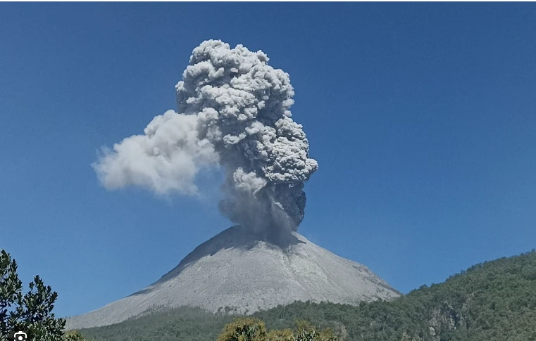 10 dead after volcano erupts in eastern Indonesia