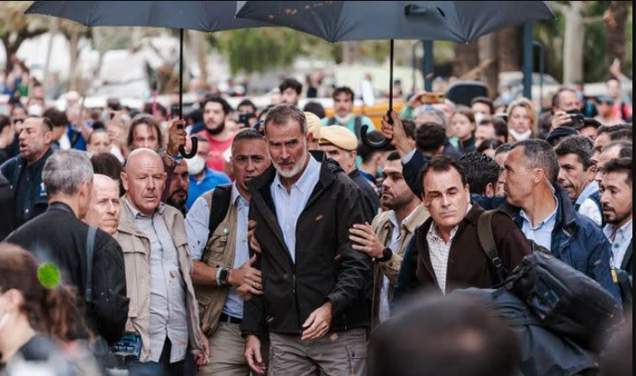 Spanish king and PM met with mud and insults during visit to flood zone