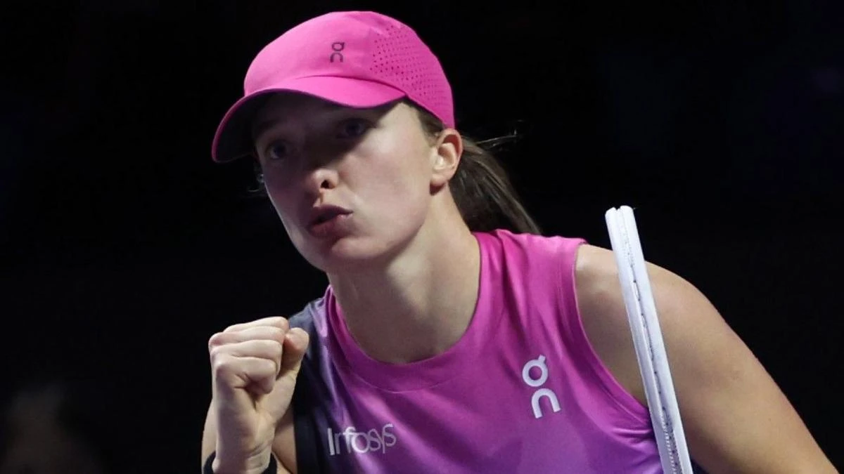 Swiatek beats Krejcikova in thrilling comeback at WTA finals