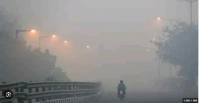 High alert sounded as worsening smog chokes Lahore