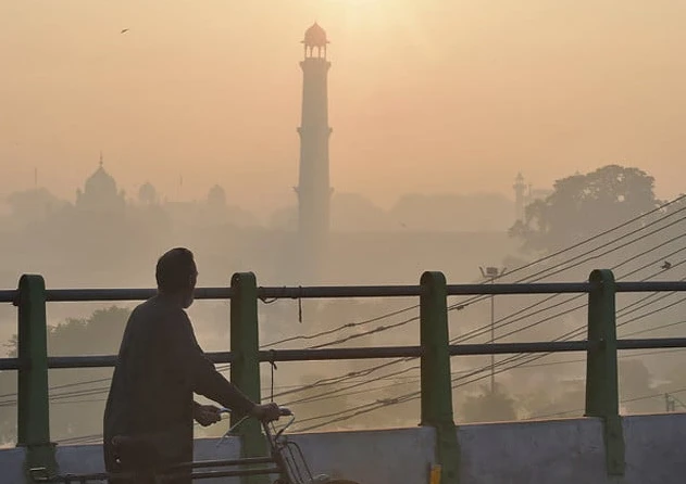 Record smog darkens Lahore as AQI hits 1,165 mark