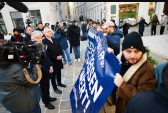 Jewish students block far-right Austrian speaker from laying wreath at holocaust memorial