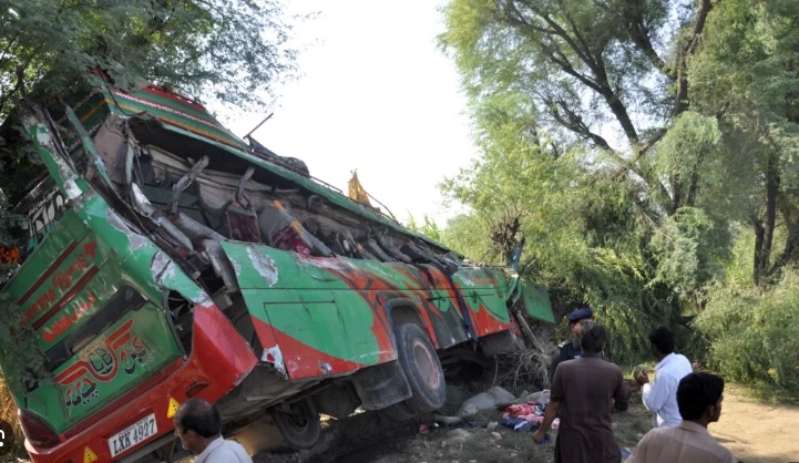 Six die in Bela, Gojra road accidents