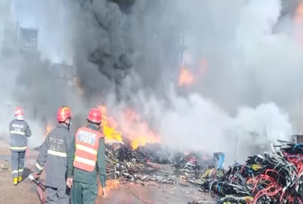 Massive fire breaks out in auto spare parts factory in Lahore's Sundar Industrial Estate