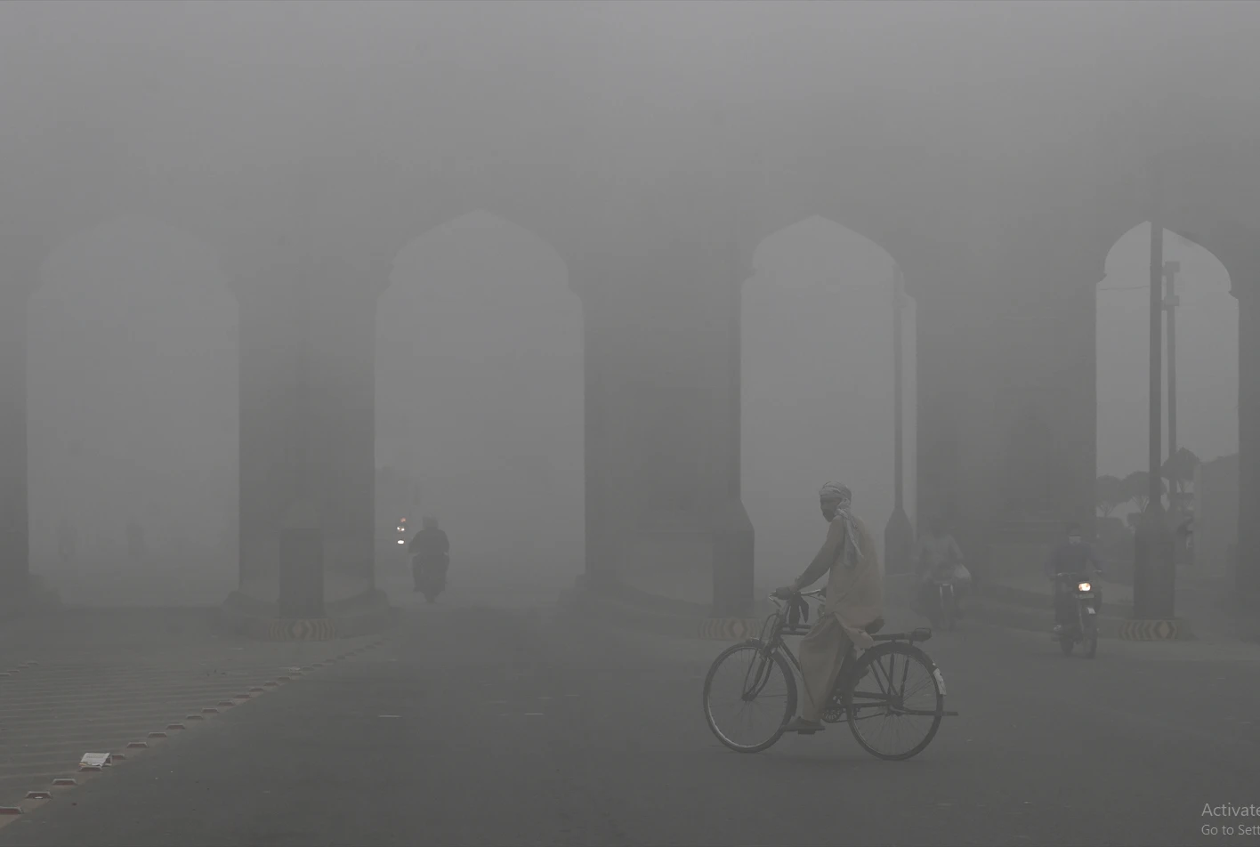 Markets closure notified as Lahore's record smog triggers anguish and anxiety