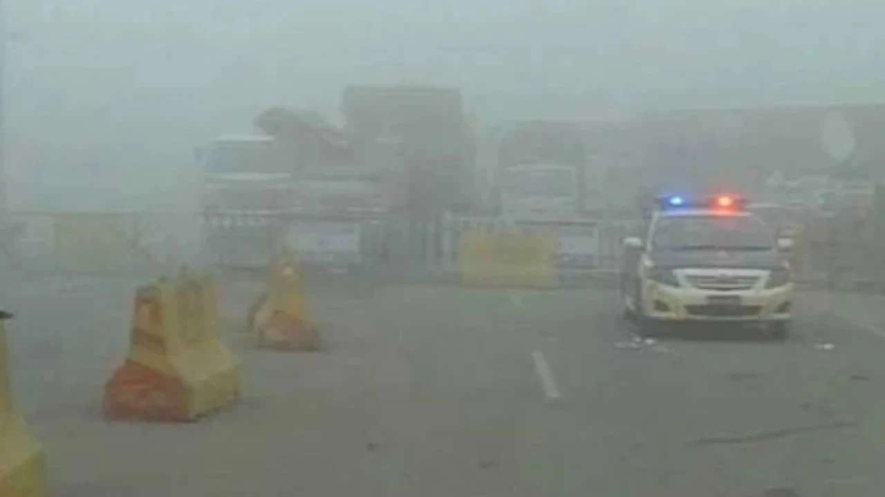 Smog forces closure of 3 sections of motorway