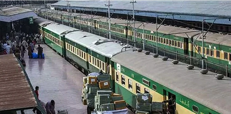 Two coaches of Karachi Express derail near Lahore Railway Station