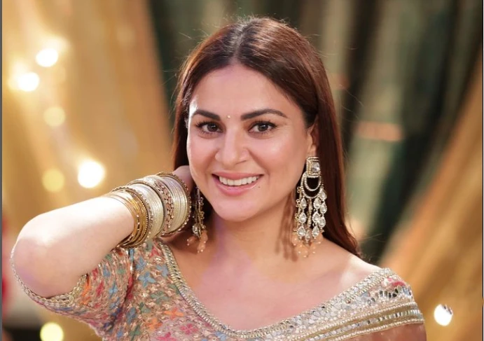 Mom-to-be Shraddha Arya raises eyebrows while dancing infectiously at birthday party