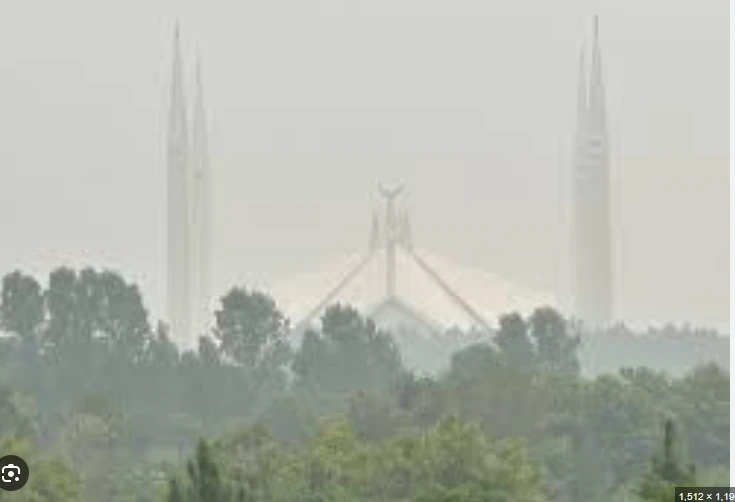 Smog sneaks into Islamabad as city AQI reaches 210