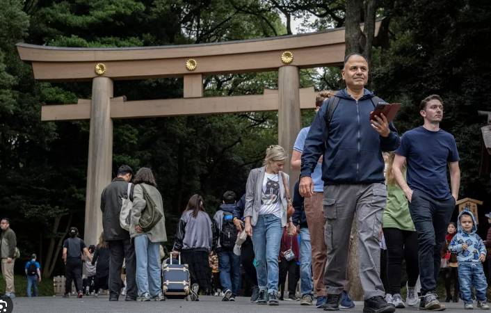 US tourist arrested for defacing Tokyo shrine