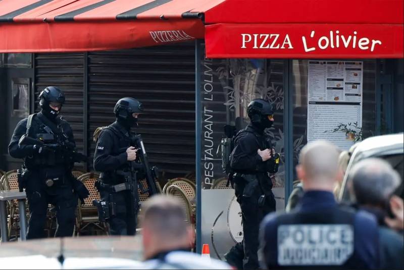 Man holds staff hostage in restaurant outside Paris