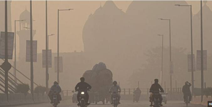 Smog drops in Lahore but still stays above ‘hazardous’ level