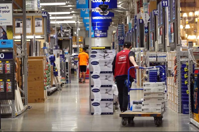 Walmart raises annual forecast following robust Q3 performance