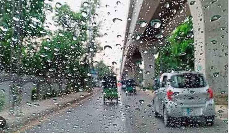 Drizzle in parts of Lahore brings chill to weather