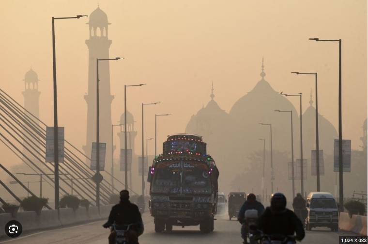 Relentless smog again puts Lahore on top of world’s most polluted cities