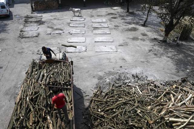 Indian man awakes on funeral pyre