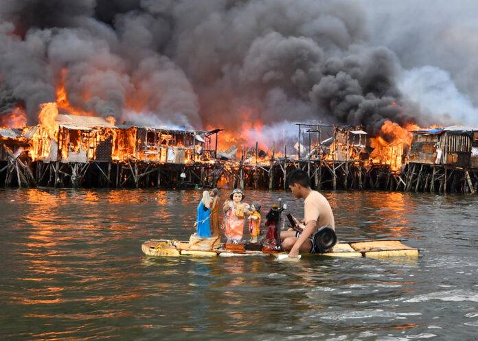 Fire rips through slum area in Philippine capital