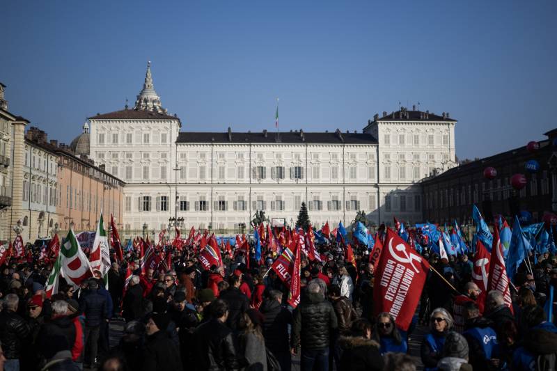 Thousands take to streets in Italy to demand better wages amid inflation