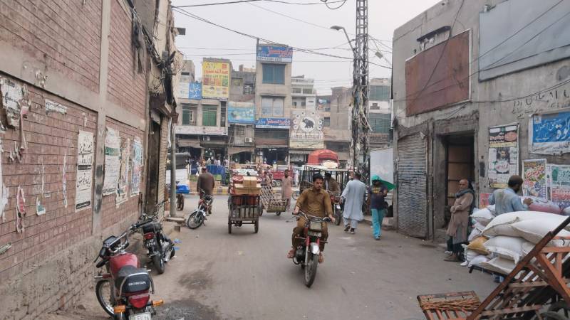 Akbari Gate: From cultural heritage to trash yard