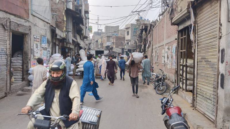 Akbari Gate: From cultural heritage to trash yard