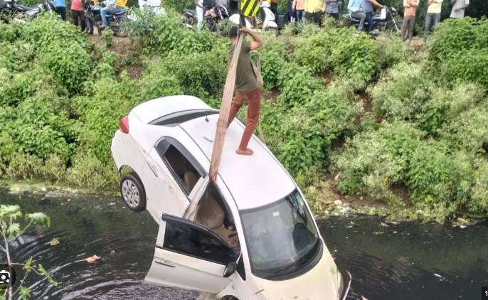 Groom, sister-in-law die after car falls into canal in Gujrat