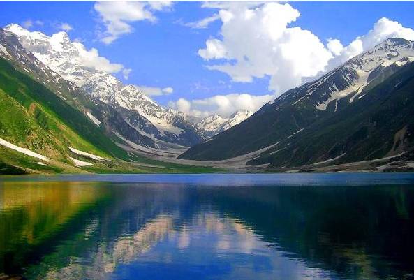 Heavy snowfall leads to closure of Kaghan Valley for tourists